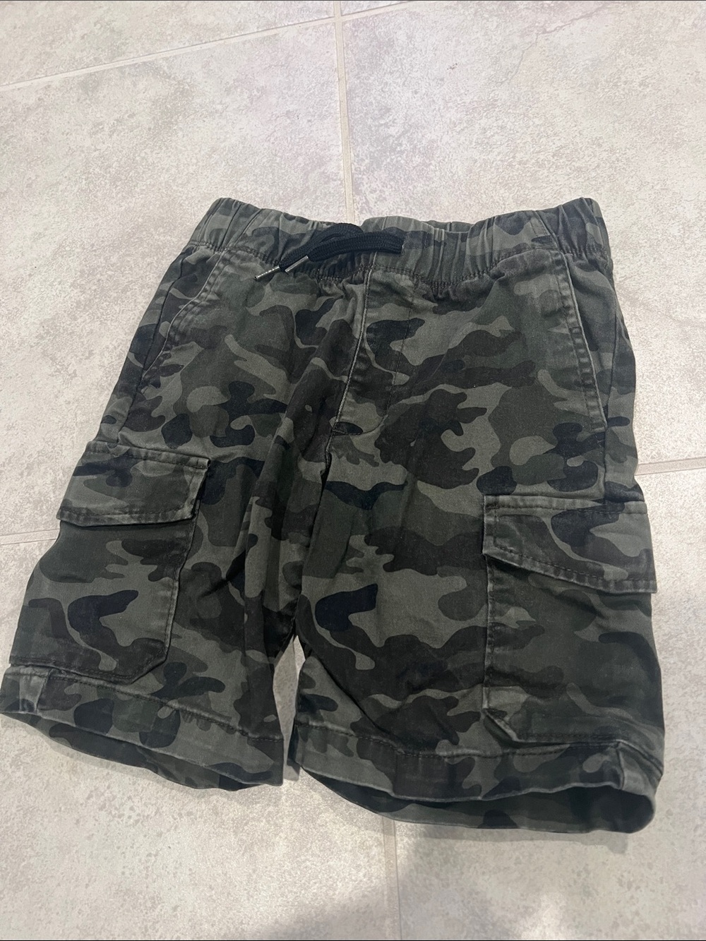 • Old Navy boy Camouflage Cargo Shorts - Dark Green/Black, size 8 •